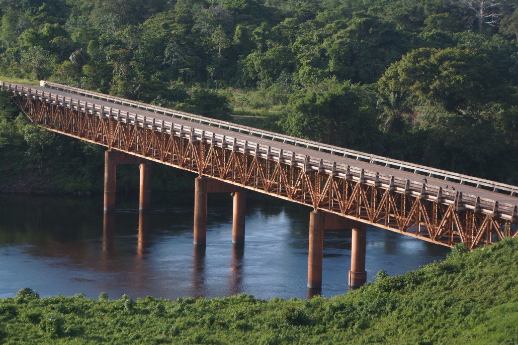 En av få broar över Surinamfloden, en bit upp nära ett kraftverk