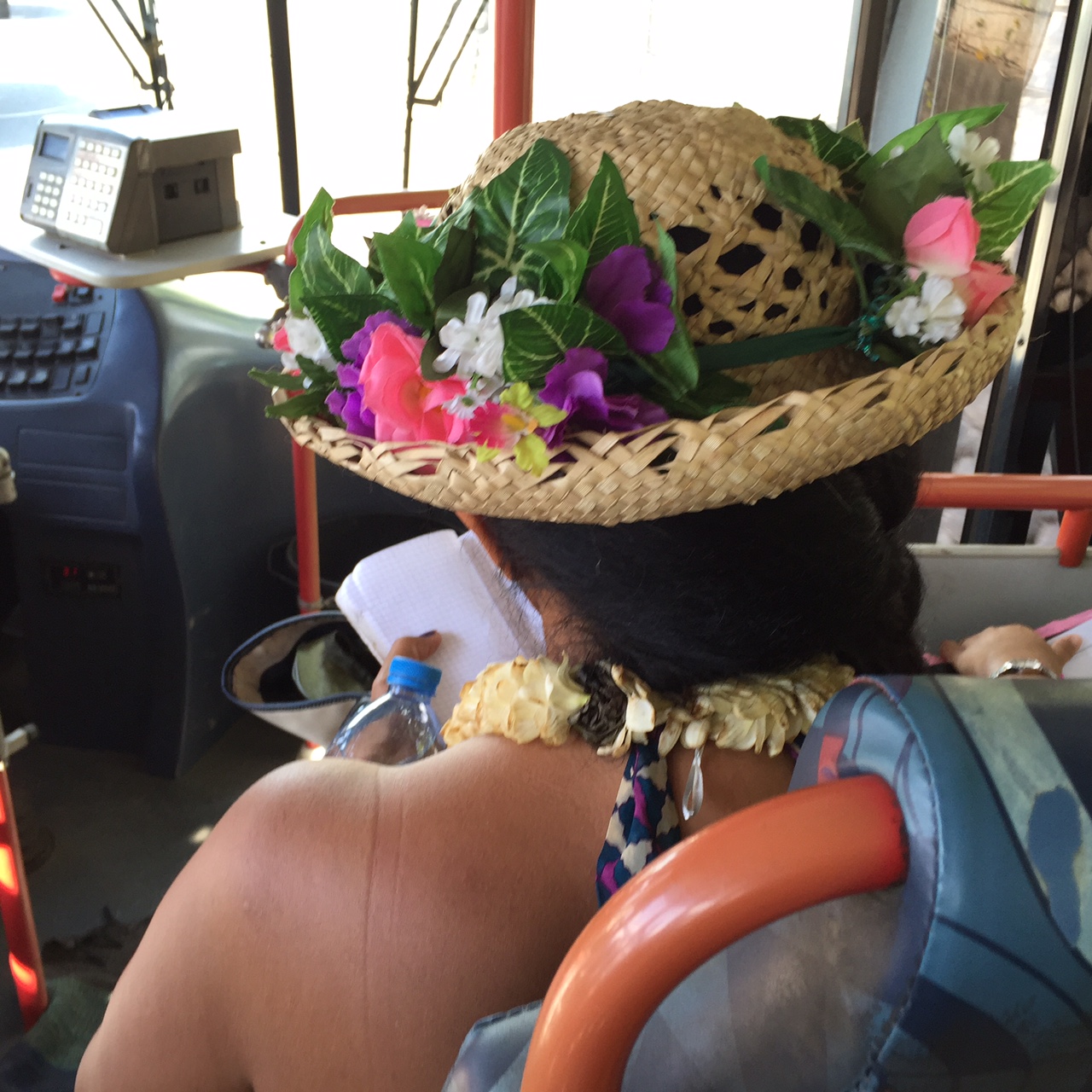 Lokal bussen många smyckar sig med blomster, färska eller konstgjorda 