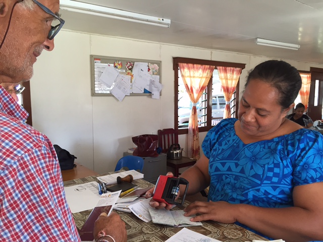 Inklarering hos Customs/Tull officer på Tongaögruppen Ha'apai. En varm och glad stämning, en hjälpsam Tongansk kvinna, med fin stämpel.