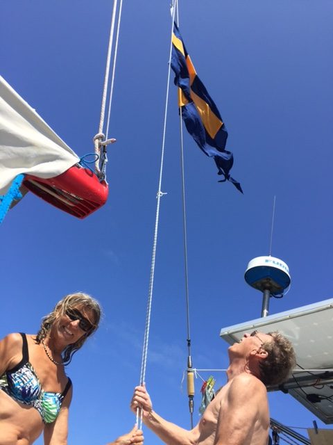 Hoppsan, vår fina tvåtungade flagg har blivit sliten. Nu med ny besättning, känns det rätt att byta till en sprillans ny. Välkomna ombord Birgitta och Lennart.